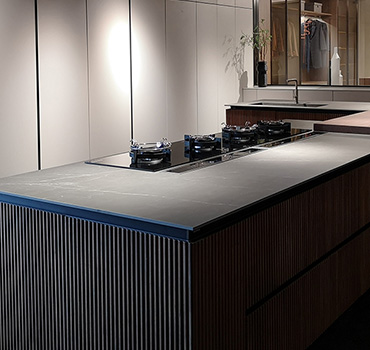 Design de armário de cozinha com tampo de mesa preto personalizado