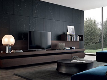 Qual é o tamanho do armário de TV na sala de estar?